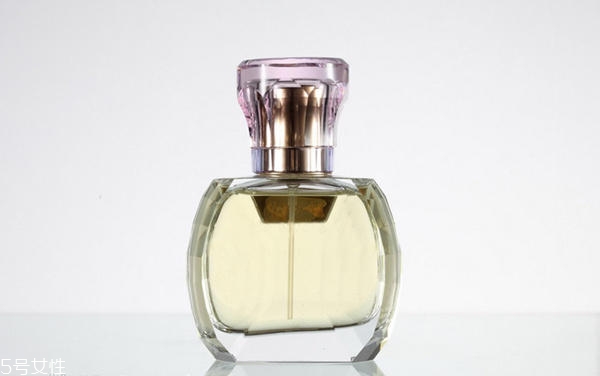 香水放了5年還能用嗎 這么做留住最佳香味 香水放了5年還能用嗎 這么做留住最佳香味