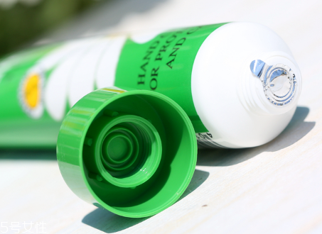 小甘菊護(hù)手霜有兩種嗎 德國小甘菊護(hù)手霜的價(jià)格 小甘菊護(hù)手霜有兩種嗎 德國小甘菊護(hù)手霜的價(jià)格