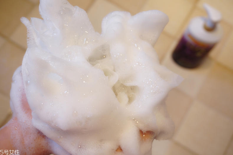 力士幽蓮魅膚沐浴露能洗臉嗎？弱酸性很溫和