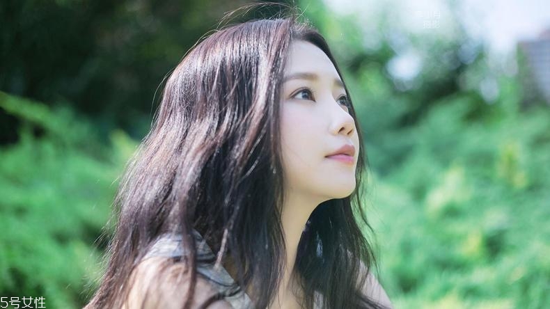 化妝水該由上往下涂嗎 化妝水日夜涂抹方式 化妝水該由上往下涂嗎 化妝水日夜涂抹方式