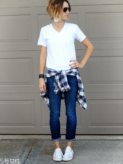 t恤怎么疊成小圓筒？最省空間的T恤疊法