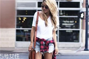 t恤怎么疊成小圓筒？最省空間的T恤疊法