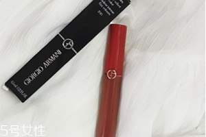 阿瑪尼紅管唇釉200是什么顏色？阿瑪尼紅管200唇部試色