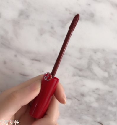 阿瑪尼紅管唇釉200是什么顏色？阿瑪尼紅管200唇部試色