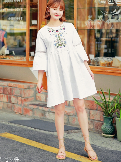 印花連衣裙配什么鞋子？印花連衣裙搭配鞋子圖片