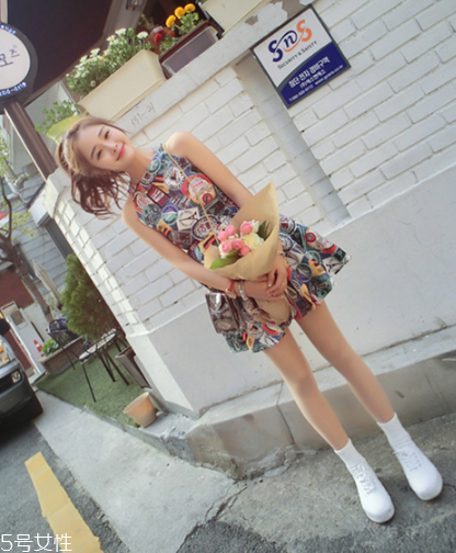 印花連衣裙配什么鞋子？印花連衣裙搭配鞋子圖片