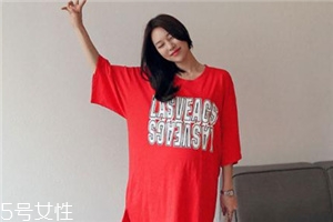 紅色t恤衫配什么褲子？紅色t恤這樣搭配褲子