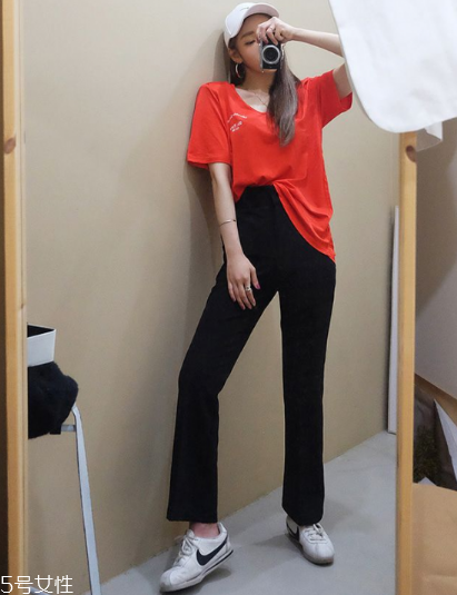 紅色t恤衫配什么褲子？紅色t恤這樣搭配褲子