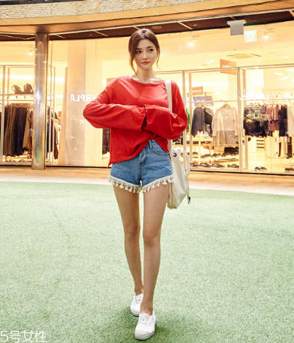 紅色t恤衫配什么褲子？紅色t恤這樣搭配褲子