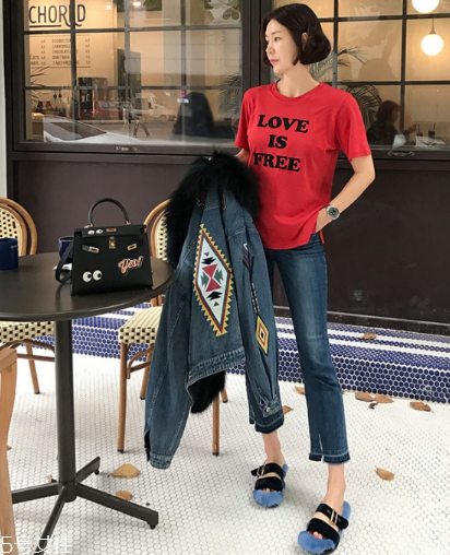 紅色t恤衫配什么褲子？紅色t恤這樣搭配褲子