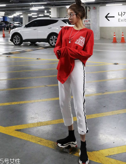 紅色t恤衫配什么褲子？紅色t恤這樣搭配褲子