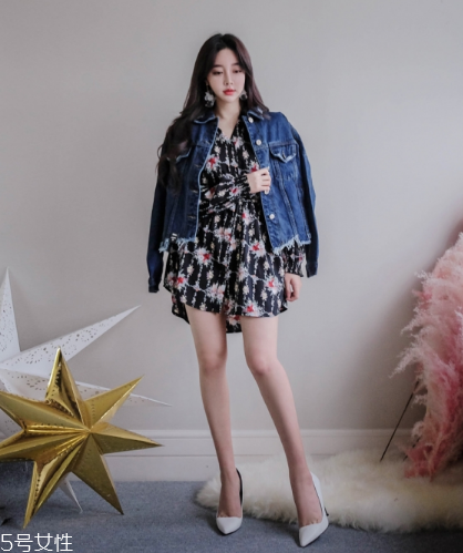 印花連衣裙配什么外套？印花連衣裙搭配外套技巧