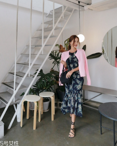 印花連衣裙配什么外套？印花連衣裙搭配外套技巧