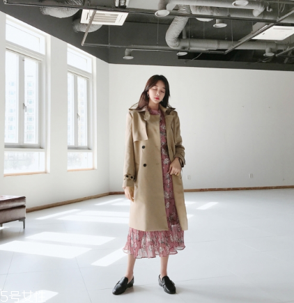 印花連衣裙配什么外套？印花連衣裙搭配外套技巧