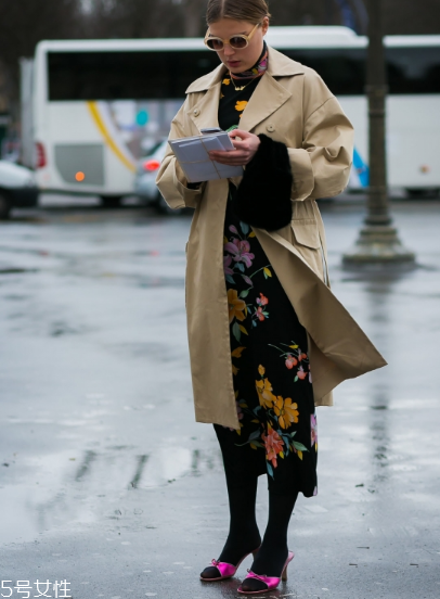 印花連衣裙配什么外套？印花連衣裙搭配外套技巧