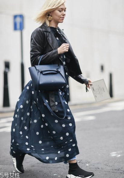 印花連衣裙配什么外套？印花連衣裙搭配外套技巧