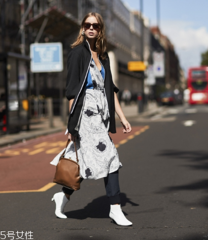 印花連衣裙配什么外套？印花連衣裙搭配外套技巧