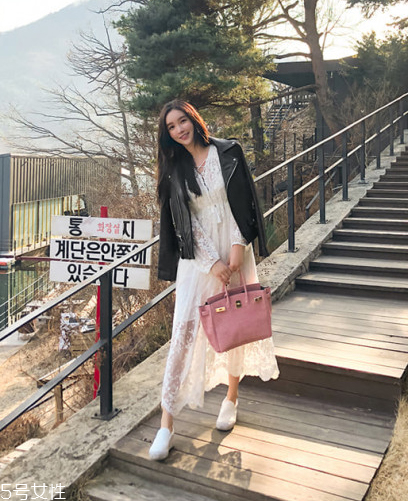 蕾絲連衣裙搭配什么外套？蕾絲連衣裙搭配外套技巧