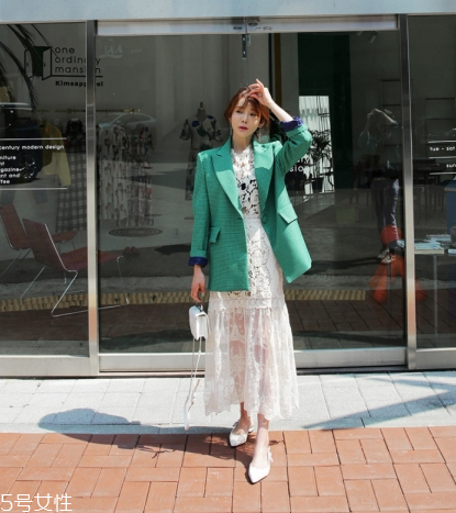 蕾絲連衣裙搭配什么外套？蕾絲連衣裙搭配外套技巧