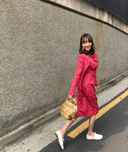紅色連衣裙配什么鞋子好看？紅色連衣裙搭配鞋子示范