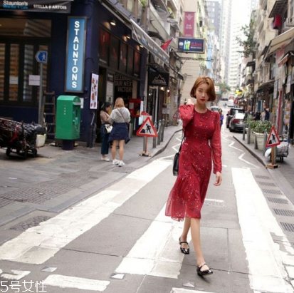 紅色連衣裙配什么鞋子好看？紅色連衣裙搭配鞋子示范