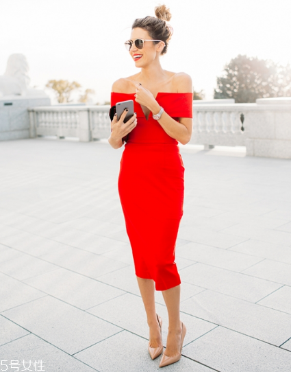 紅色連衣裙配什么鞋子好看？紅色連衣裙搭配鞋子示范
