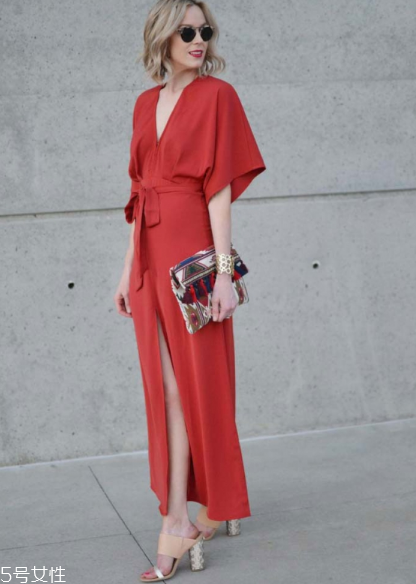 紅色連衣裙配什么鞋子好看？紅色連衣裙搭配鞋子示范