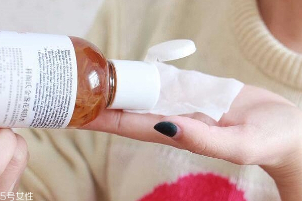 化妝水該由上往下涂嗎 化妝水日夜涂抹方式 化妝水該由上往下涂嗎 化妝水日夜涂抹方式