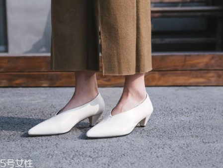 2018流行什么樣的低跟鞋？今年最火的低跟鞋匯總