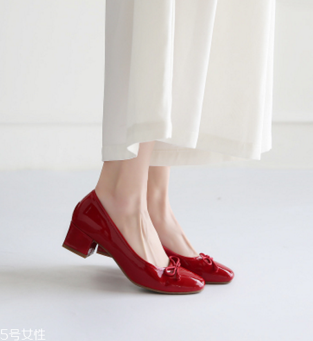 2018流行什么樣的低跟鞋？今年最火的低跟鞋匯總