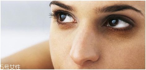 黑眼圈怎么遮暇 3種遮黑眼圈的化妝技巧 黑眼圈怎么遮暇 3種遮黑眼圈的化妝技巧