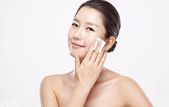 化妝水該由上往下涂嗎 化妝水日夜涂抹方式 化妝水該由上往下涂嗎 化妝水日夜涂抹方式