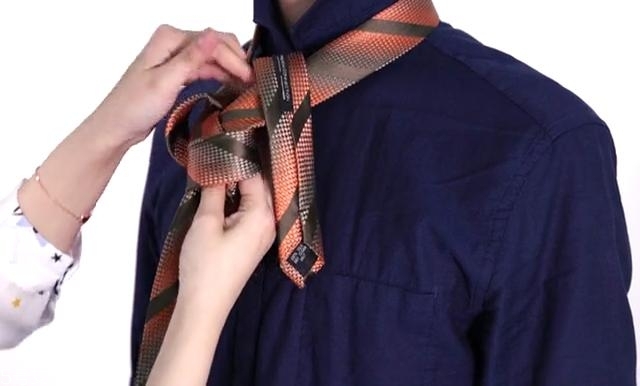 最簡單的領(lǐng)帶打法圖解 快捷打領(lǐng)帶的方法