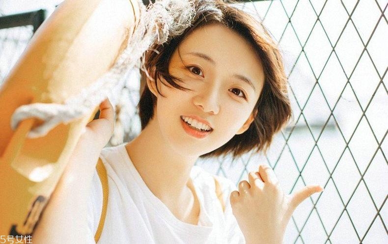 化妝水該由上往下涂嗎 化妝水日夜涂抹方式 化妝水該由上往下涂嗎 化妝水日夜涂抹方式