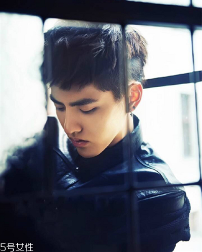 男生夏季不熱的發(fā)型推薦 男生菠蘿頭發(fā)型教程 男生夏季不熱的發(fā)型推薦 男生菠蘿頭發(fā)型教程