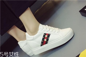 小白鞋可以用漂白水洗嗎？不要長(zhǎng)期用漂白水洗小白鞋