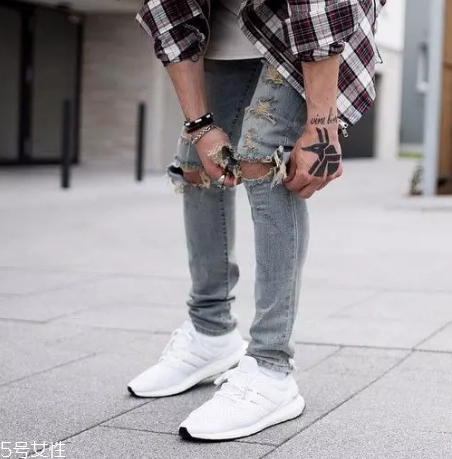 小白鞋可以用牙膏洗嗎？小白鞋用牙膏洗好處多