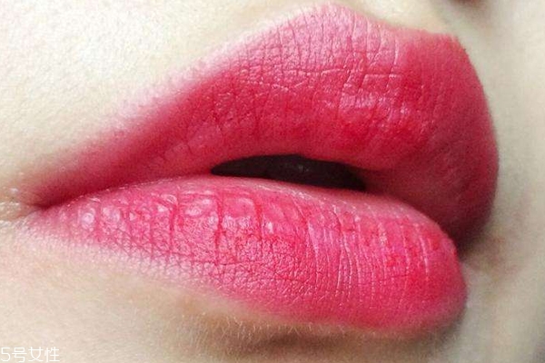 玫紅色口紅給人的感覺(jué) 玫紅色口紅土嗎 玫紅色口紅給人的感覺(jué) 玫紅色口紅土嗎