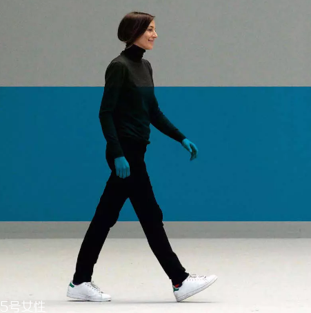 小白鞋可以用84洗嗎？慎用84洗小白鞋