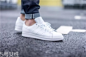 小白鞋可以用84洗嗎？慎用84洗小白鞋