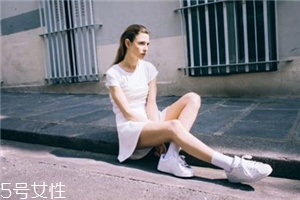 小白鞋磨腳后跟怎么辦？小白鞋磨腳問題輕松解決