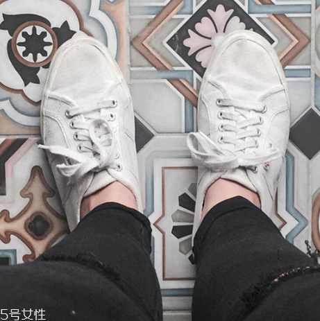 小白鞋上的油怎么去除？小白鞋油漬清理方法