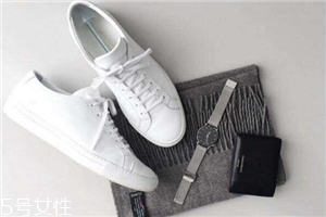 小白鞋上的油怎么去除？小白鞋油漬清理方法