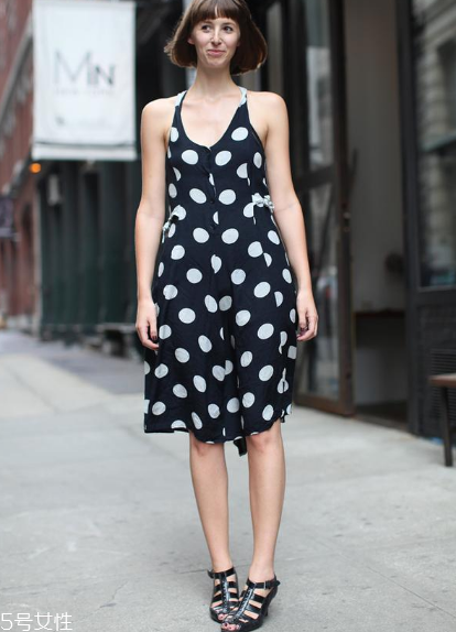 波點(diǎn)連衣裙怎么搭配？波點(diǎn)連衣裙搭配方案推薦