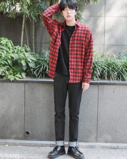 襯衫和t恤衫怎么搭配？襯衫和t恤衫搭配圖片