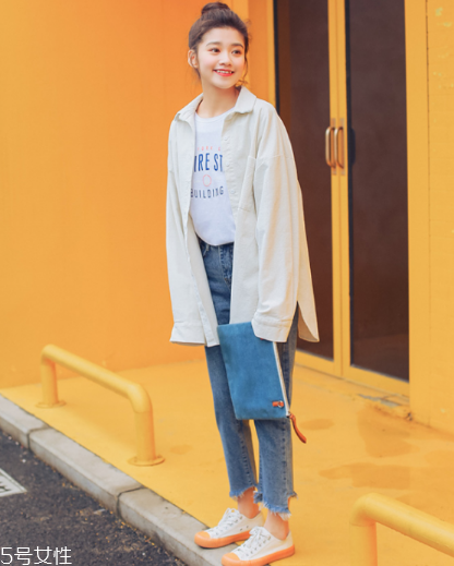 襯衫和t恤衫怎么搭配？襯衫和t恤衫搭配圖片