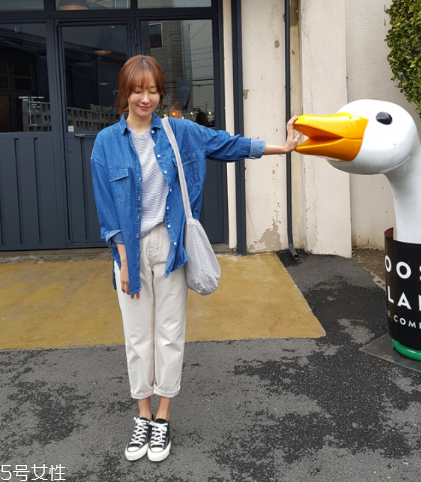 襯衫和t恤衫怎么搭配？襯衫和t恤衫搭配圖片