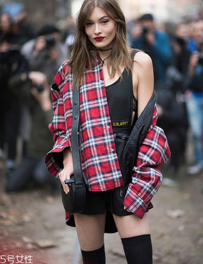 襯衫和t恤衫怎么搭配？襯衫和t恤衫搭配圖片