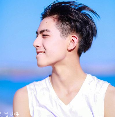 男生夏季不熱的發(fā)型推薦 男生菠蘿頭發(fā)型教程 男生夏季不熱的發(fā)型推薦 男生菠蘿頭發(fā)型教程