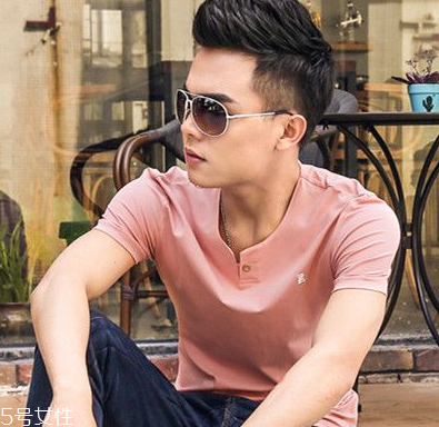 男生夏季不熱的發(fā)型推薦 男生菠蘿頭發(fā)型教程 男生夏季不熱的發(fā)型推薦 男生菠蘿頭發(fā)型教程